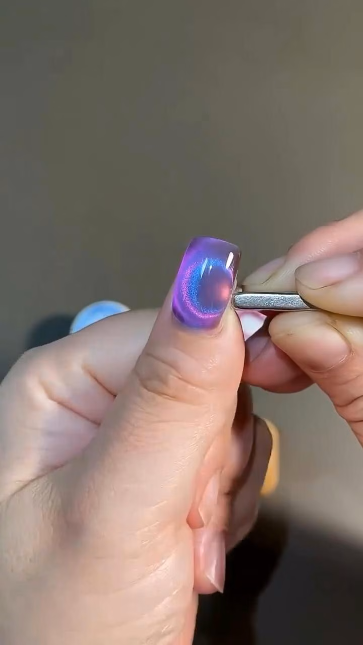 Cat-eye nails